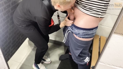 Sailor waffles blonde while shopping