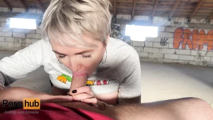 The cutie gave the taxi driver a fuck in an abandoned car