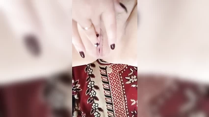 Wife masturbates clit