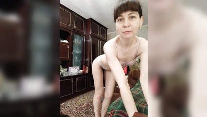 Slender mature woman sends her kisses