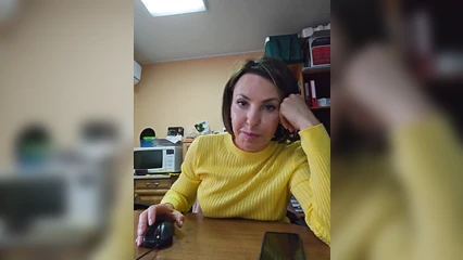 Mature lady masturbates at work 4
