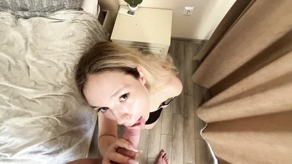 My cheating girlfriend decided to give me a blowjob.