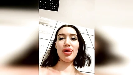 Fucks a full-lipped brunette