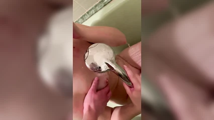 Моя девушка купается