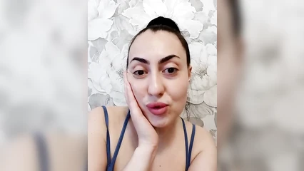 Регина дрочит свою сладкую дырочку