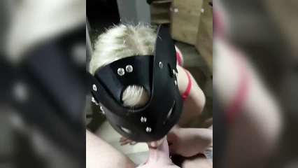 Соседка в маске насасывает хуй