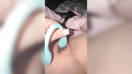 Забавляется с игрушкой