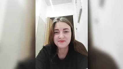 Показывает пробку в своей попке