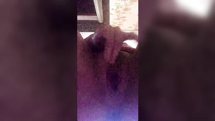 Жена показывает свою прелесть