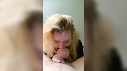 Русская шлюха пытается полностью заглотить огромный член