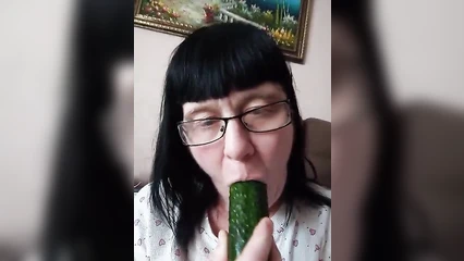 Дамочка с огурчиком