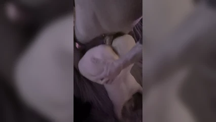 Любит раздвигать очко