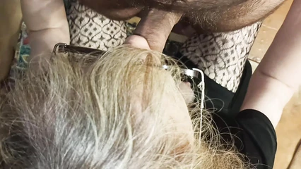 Женщина в очках делает минет