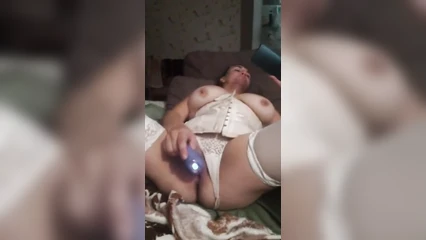 Моя толстушка мастурбирует