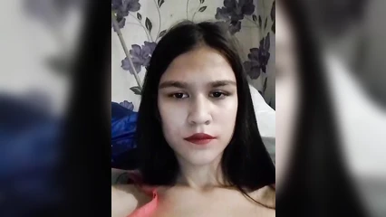 Брюнетка карина приоткрыла пещерку