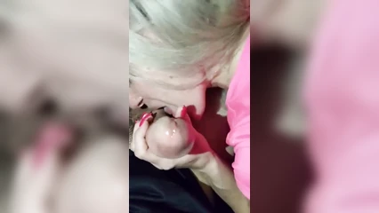 Лижет чистые яйца в машине