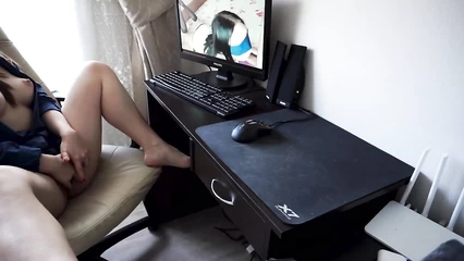 Girl masturbates to porn