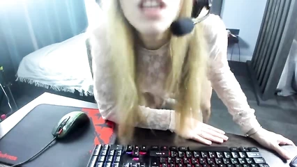 The streamer unexpectedly fucked doggy style on air