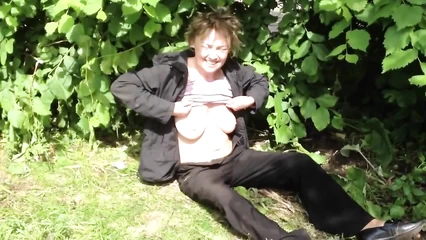 Drunk woman shows her tits to passersby